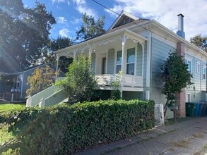 Building Photo - 433 Olive St
