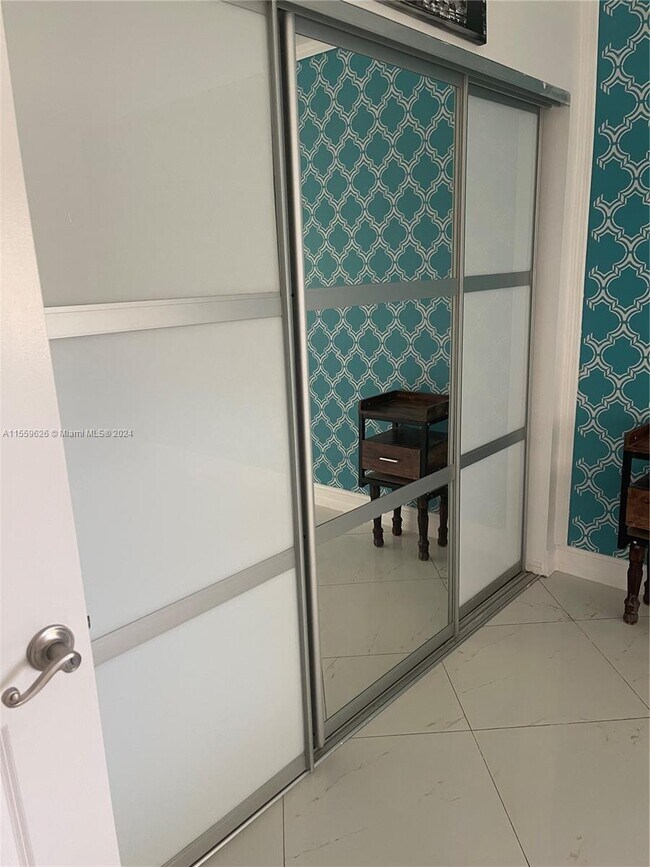 Foto del edificio - 471 Ives Dairy Rd