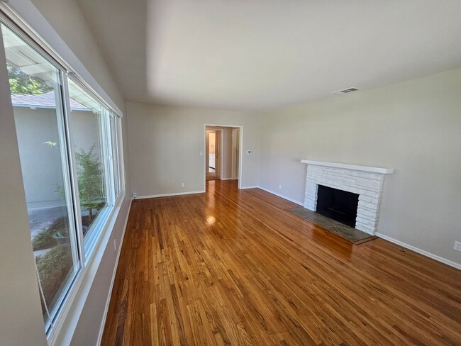 Building Photo - Beautiful Home in a Lovely Neighborhood! A...