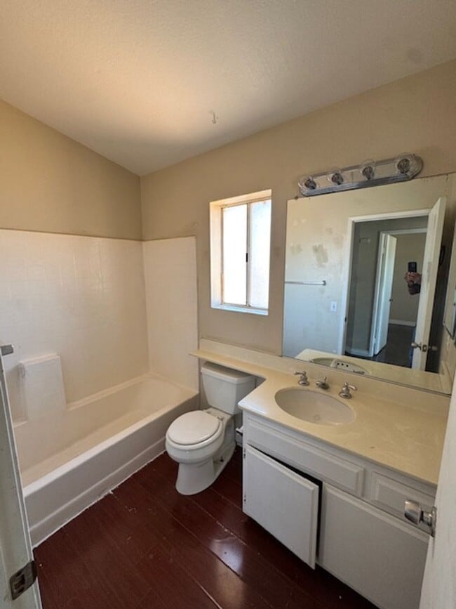 Building Photo - Home in the heart of Lake Elsinore