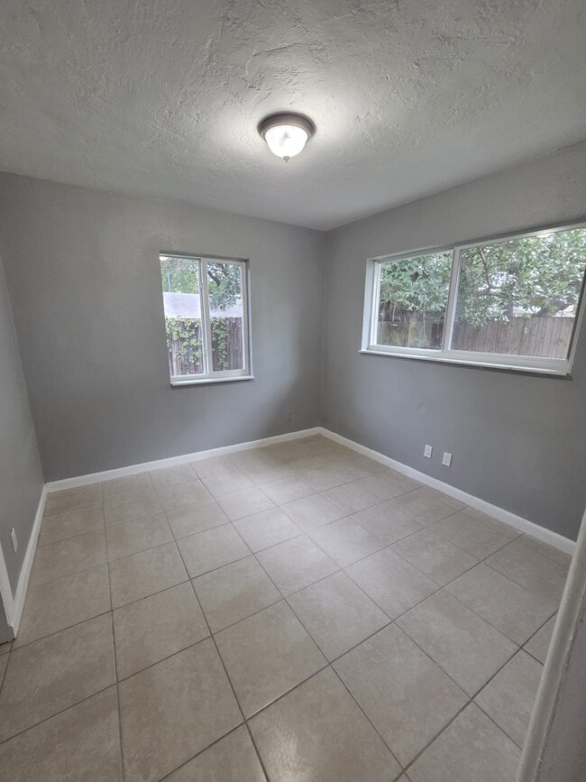 Building Photo - 5720 Cleveland St