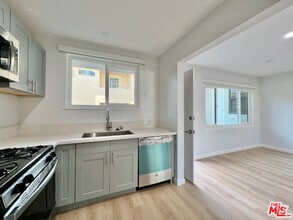 Building Photo - 903 S Barrington Ave