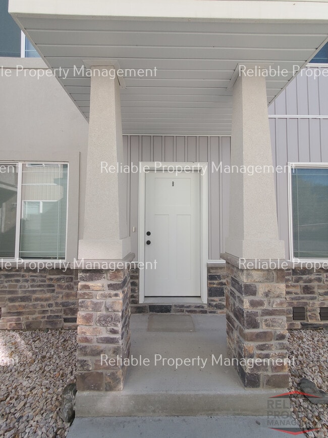 Building Photo - 656 Saturn Ave