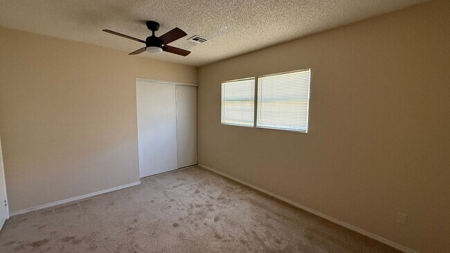 Foto del edificio - 2 BEDROOMS 1.5 BATHROOMS  TOWNHOUSE AVAILABLE FOR RENT !!!