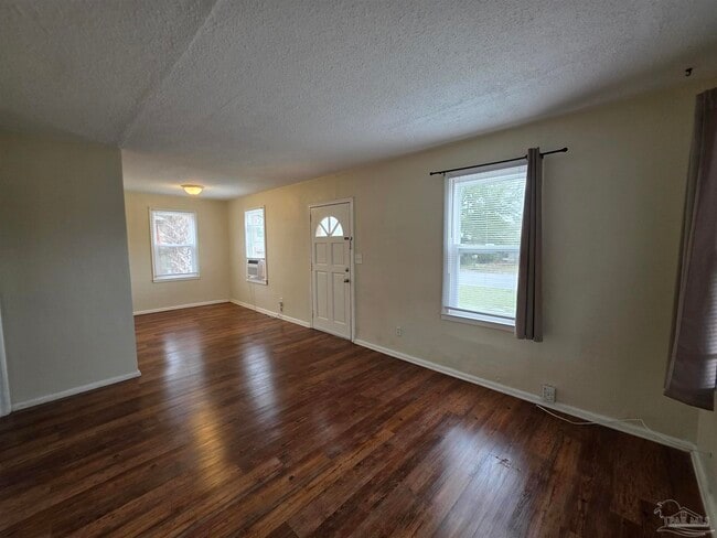 Building Photo - 203 SE Syrcle Dr