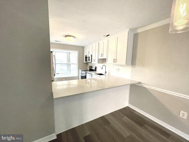Building Photo - 2540 Fairfax Dr