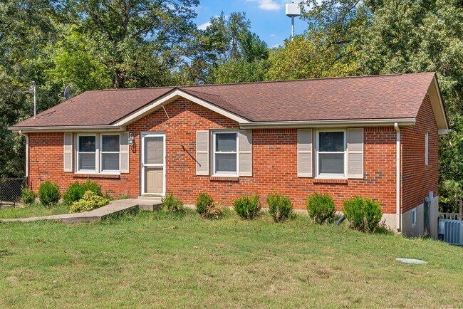 Foto del edificio - 3 Bedroom 2 Bath Dog Friendly Home For Rent Near Providence Blvd.