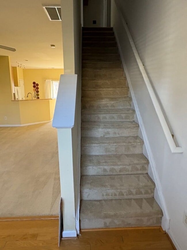 Building Photo - Cozy Living