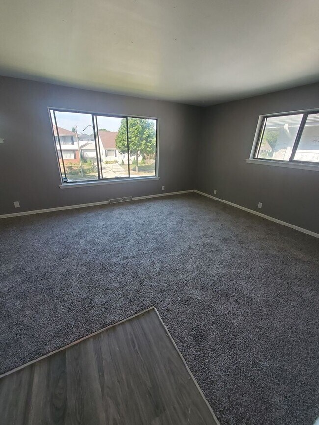 Foto del edificio - 5826-5828 N 93rd St. (Duplex)
