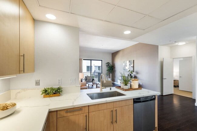 Building Photo - Spacious & Sunny Condo at Plant 51 in Down...