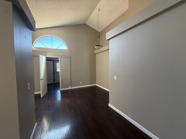 Foto del edificio - 4937 Sunburst Dr
