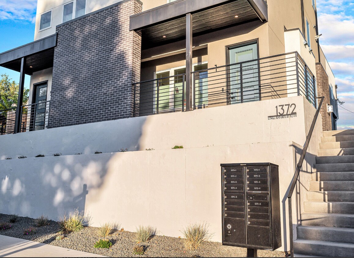 Foto principal - Luxurious New 2 bed 2.5 bath Townhome in S...