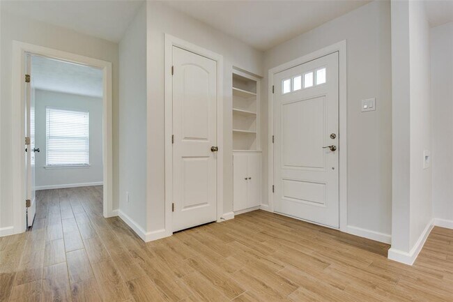 Building Photo - 7337 Wake Forrest Dr