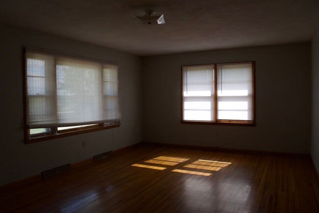 Building Photo - 3 Bedroom House Next To Columbia Regional ...