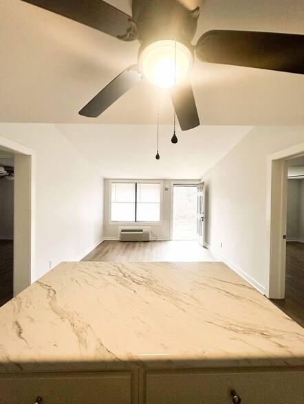 Foto del edificio - 2421 Madison St