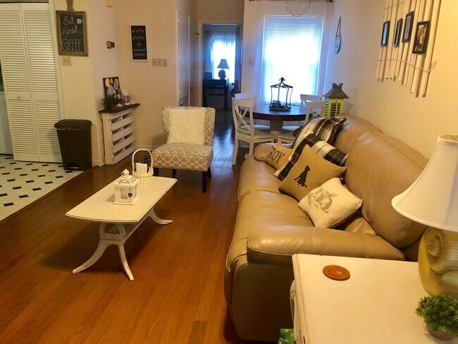 Foto del edificio - Cute cottage next to campus!