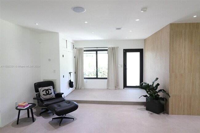 Foto del edificio - 315 NE 122nd St