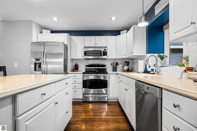 Building Photo - Executive Style Lovely Rental on Holiday V...