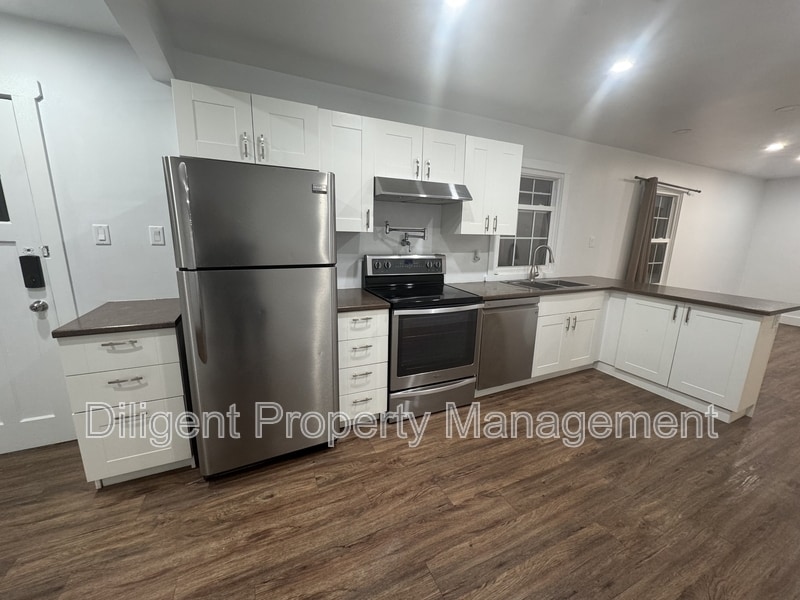 Primary Photo - 736 Stormont St