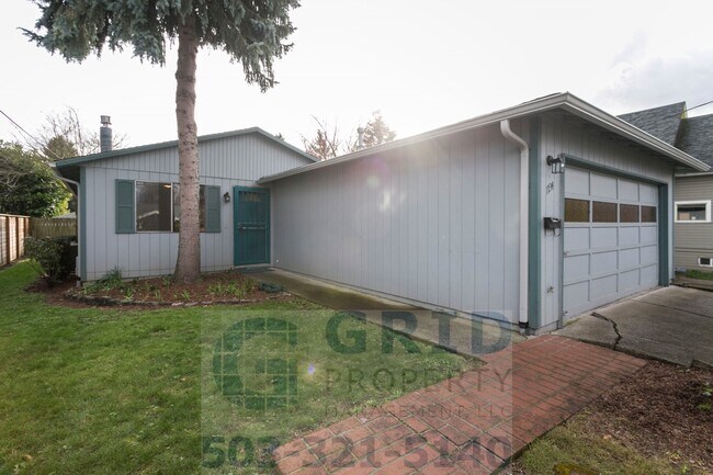 Building Photo - 3 Bedroom Ranch Style Home Available in Ov...