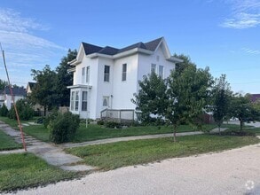 Building Photo - 207 4th St N