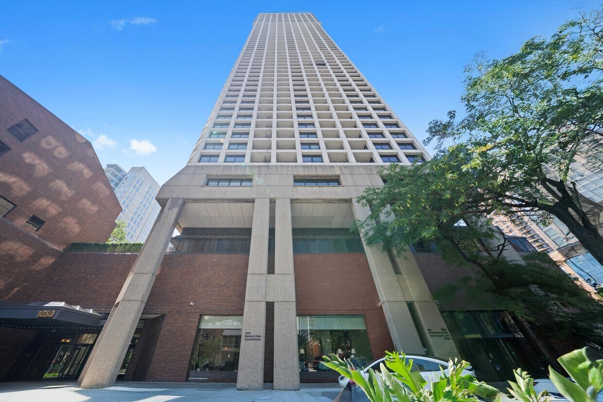 Foto principal - 1030 N State St