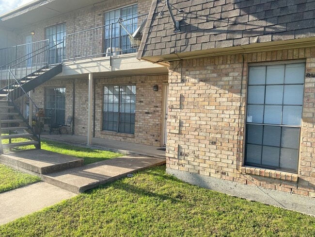 Building Photo - 117 Vista Way