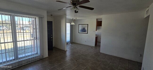 Foto del edificio - 8502 Mettler Dr