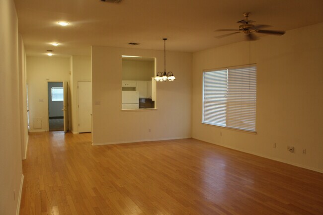 Foto del edificio - 311 E 38th St