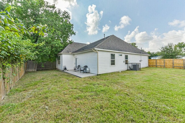 Foto del edificio - Stunning 3-Bed Home Minutes from Downtown