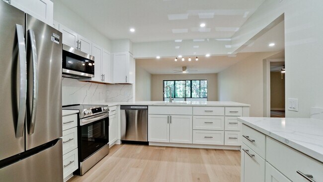 Foto del edificio - 542 Lakeside Dr