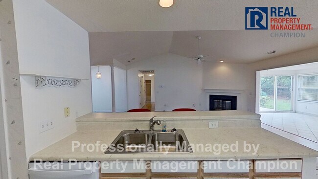 Building Photo - Spacious 3 BD/3 BA Home with Open Floorpla...