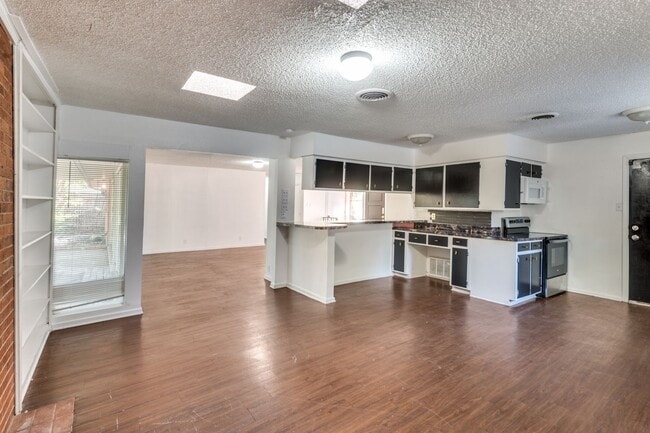 Building Photo - 2101 Bradford Dr