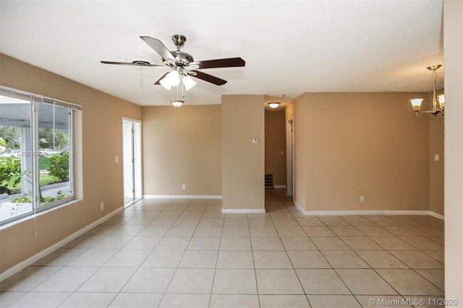 Building Photo - 351 SW 31st Ave