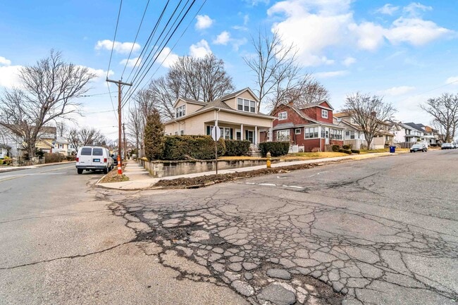 Building Photo - 208 Rocton Ave