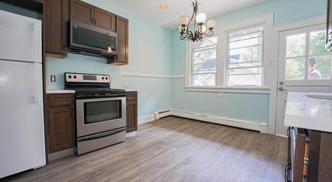 Building Photo - 240 Flax Hill Rd