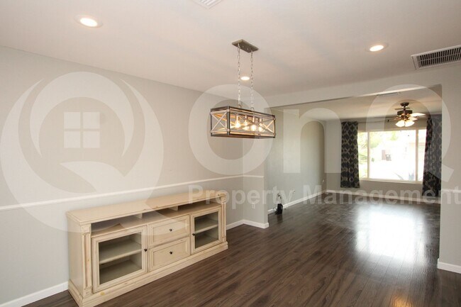Building Photo - 8033 E Weldon Ave