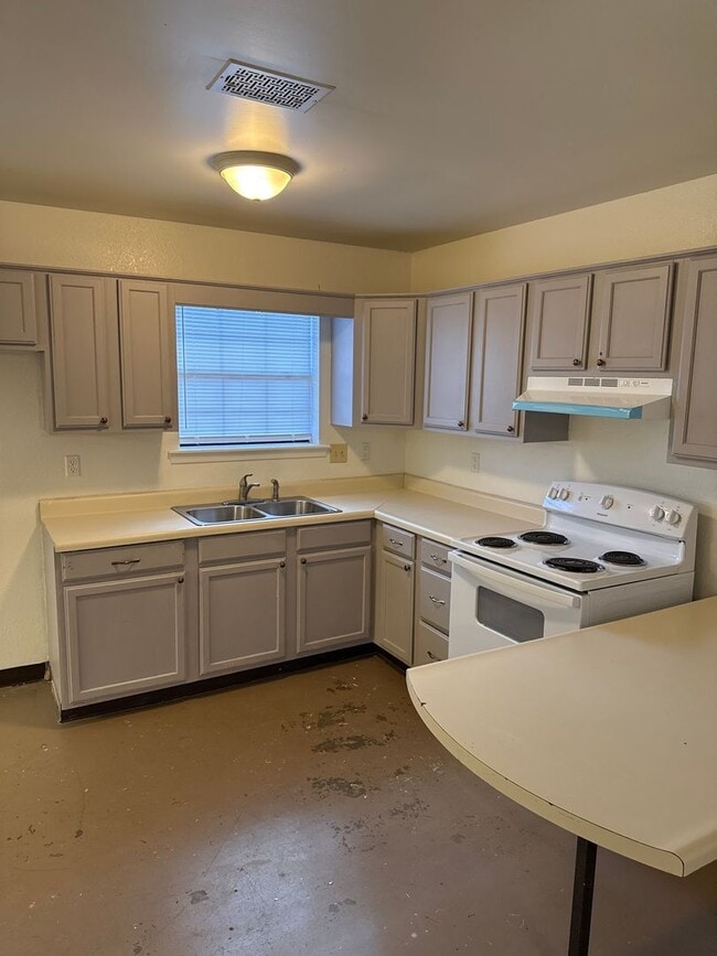 Building Photo - 1002 E 22nd St