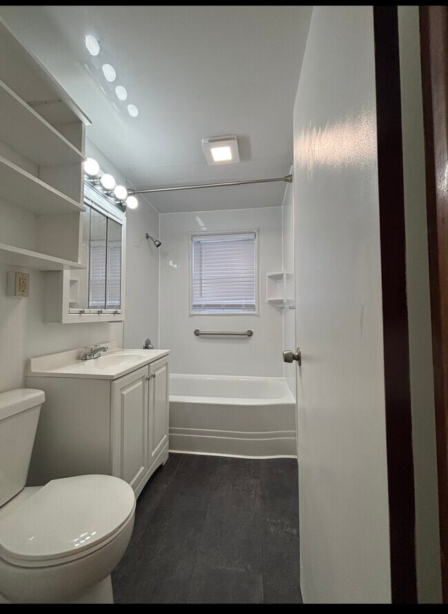 Baño - 4440 La France St