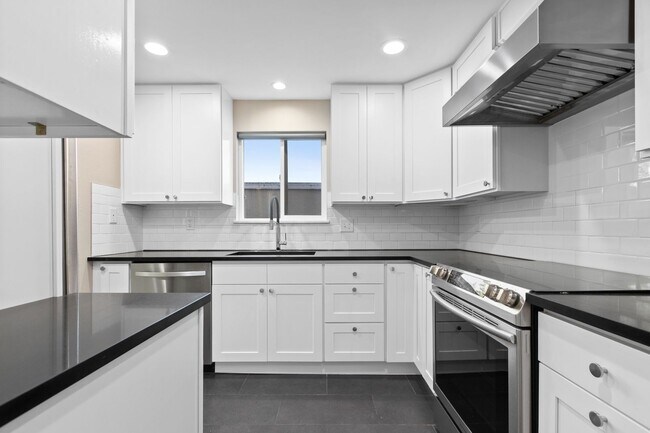 Foto del edificio - Newly Remodeled Western One Condo Near Mor...