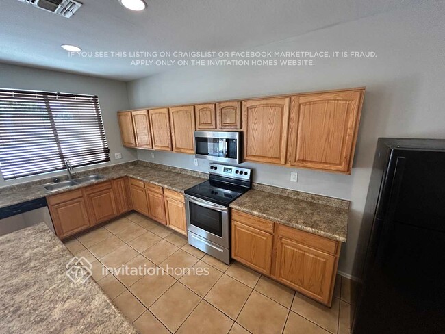 Building Photo - 3115 W Pleasant Ln