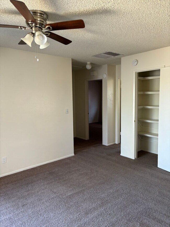 Building Photo - 2 Bedroom 1 Bath Home