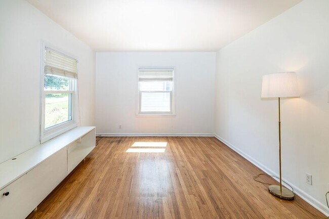 Foto del edificio - 343 E Royal Forest Blvd