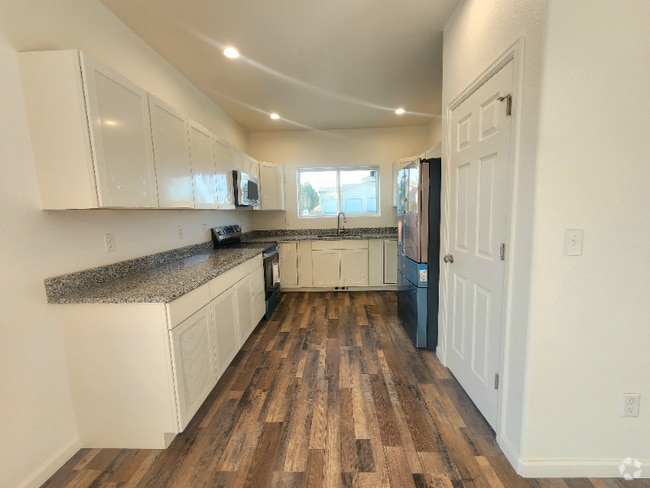 Building Photo - 651 E Laporte Pl