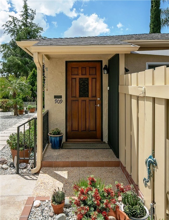 Entrada - 909 N Santa Anita Ave