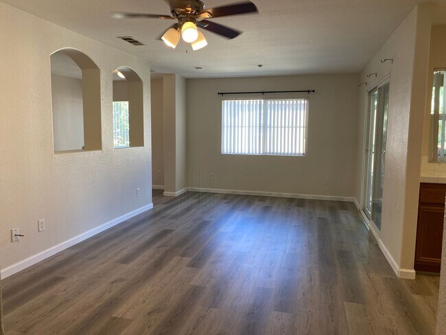 Foto del edificio - 25794 Iris Ave