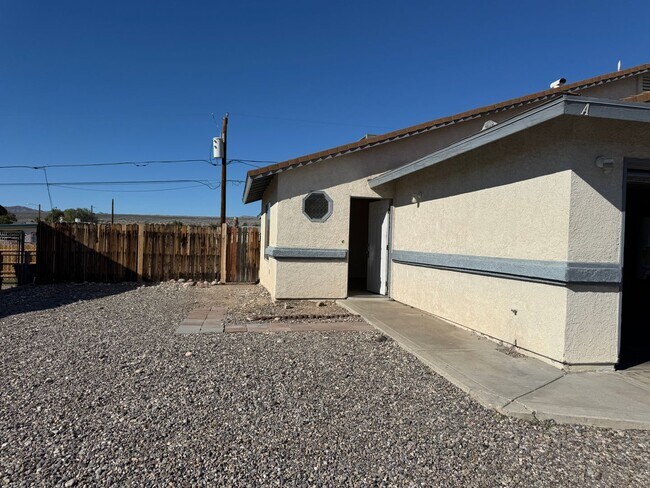 Foto del edificio - 3BR Duplex with gated yard and Garage