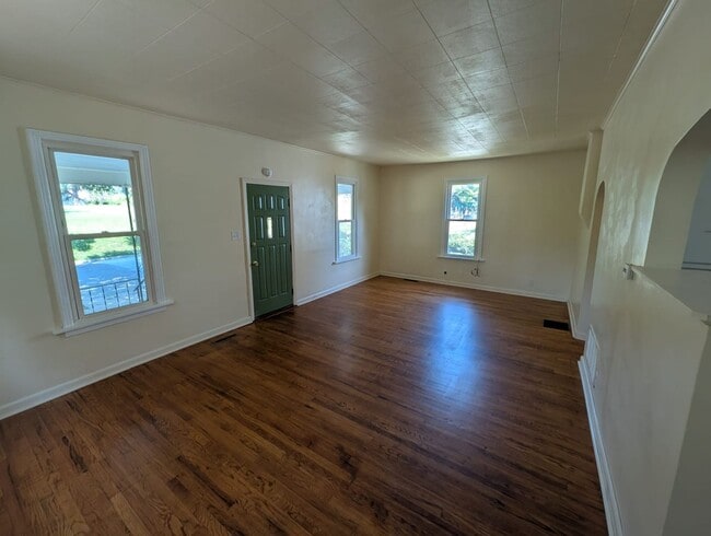 Building Photo - Remodeled 2-Bedroom Home with Spacious Living Areas, Basement & Off-Street Parking
