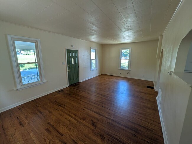 Foto del edificio - Remodeled 2-Bedroom Home with Spacious Living Areas, Basement & Off-Street Parking
