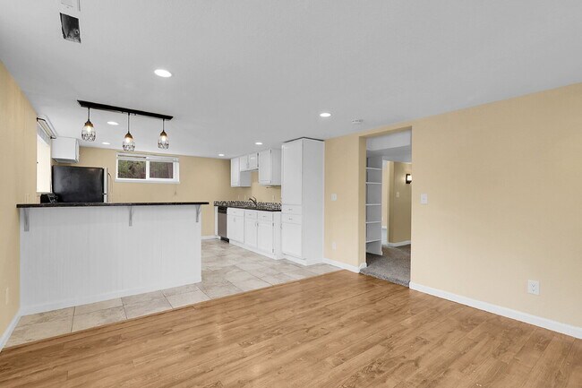 Foto del edificio - $1,695.95 - 2 Bed, 1 Bath Duplex Unit in Littleton with Fenced in yard, and In Unit Laundry!
